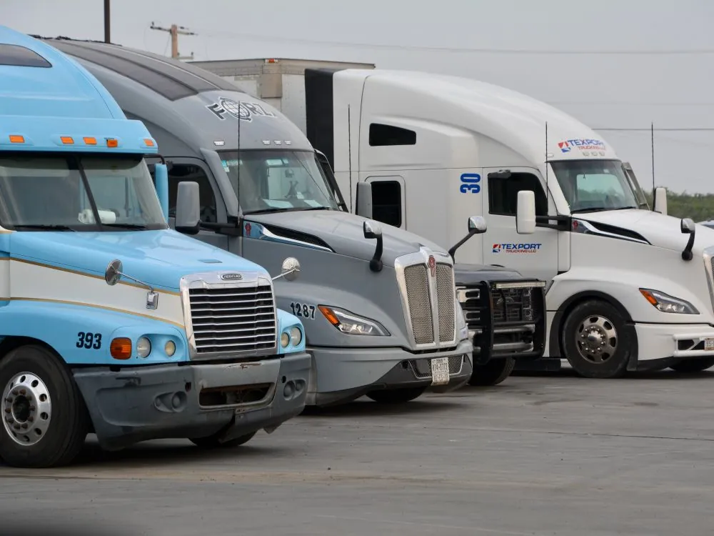 Fila de camiones estacionados en Eagle Pass, Texas